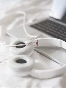 Preview wallpaper headphones, laptop, macbook, apple