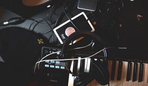 Preview wallpaper headphones, synthesizer, wires, music