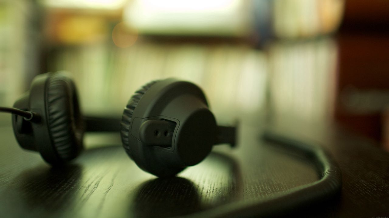 Wallpaper headphones, table, wires, blur