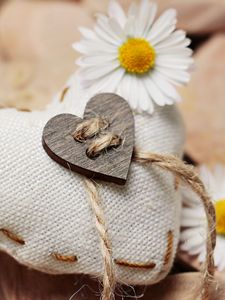 Preview wallpaper heart, daisies, threads, romance