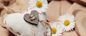Preview wallpaper heart, daisies, threads, romance