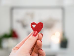 Preview wallpaper heart, hand, fingers, love