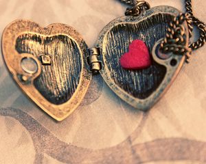 Preview wallpaper heart, locket, figurine, suspension