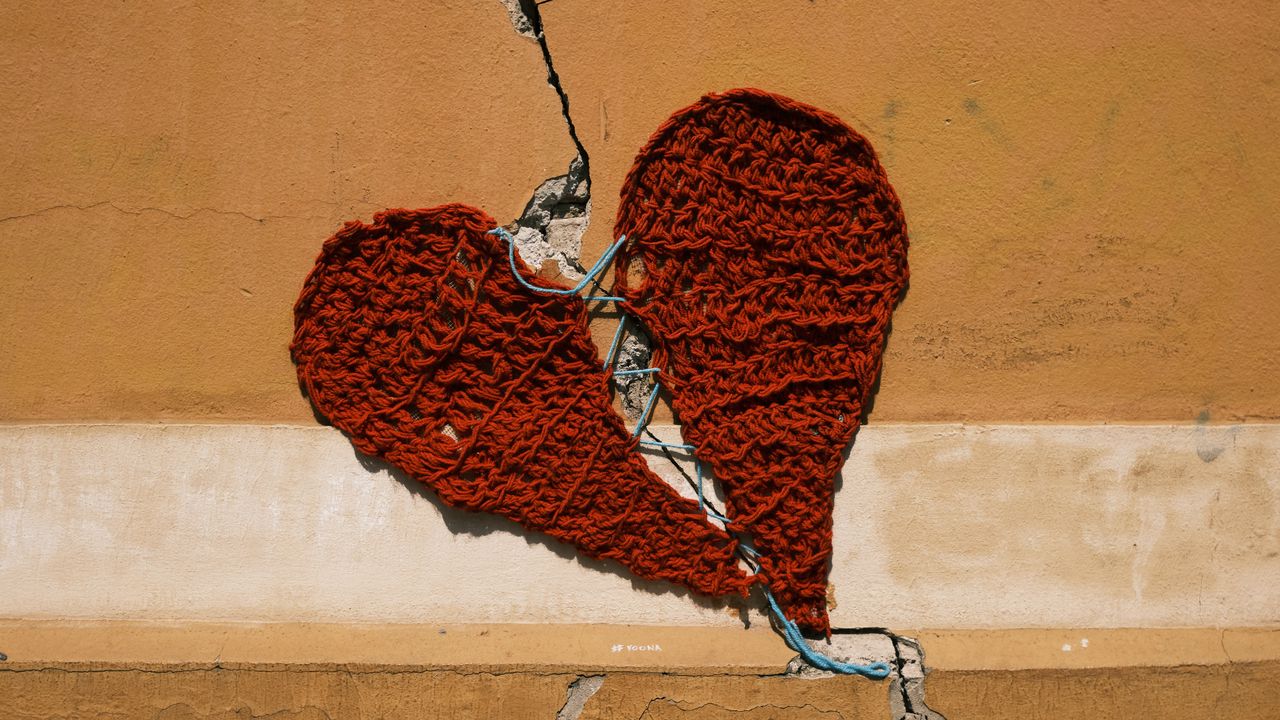 Wallpaper heart, love, threads, cranny, wall
