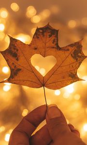 Preview wallpaper heart, maple, hand, autumn, macro