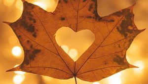 Preview wallpaper heart, maple, hand, autumn, macro