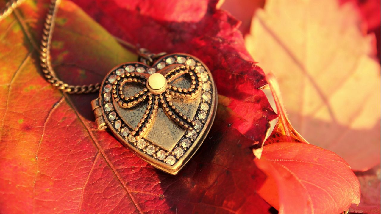 Wallpaper heart, pendant, leaves