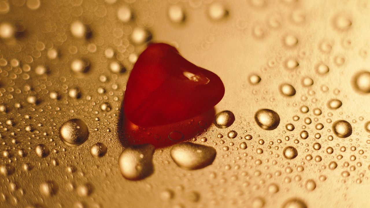 Wallpaper heart, stone, droplet surface