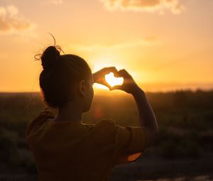 Preview wallpaper heart, sunset, hands, girl, love