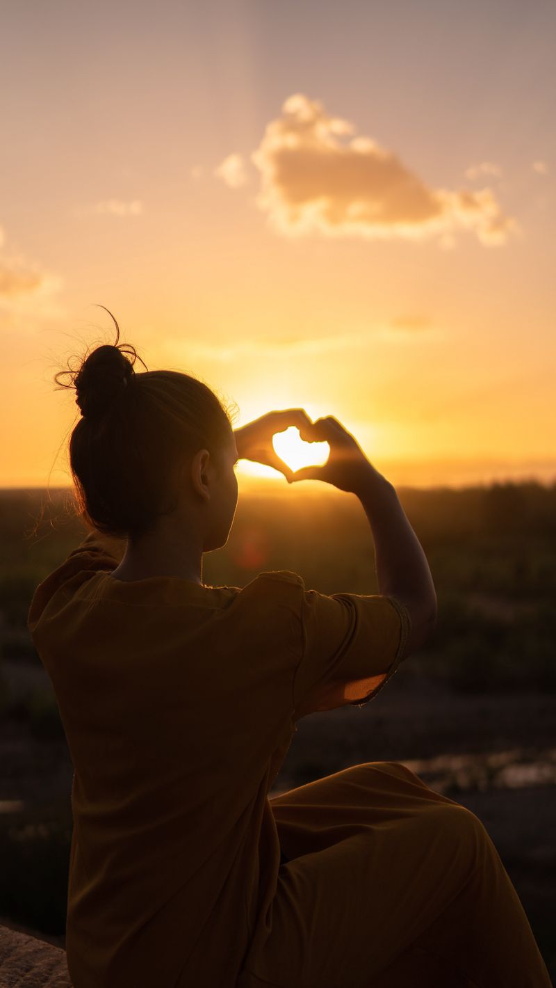 Download wallpaper 800x1420 heart, sunset, hands, girl, love iphone  se/5s/5c/5 for parallax hd background