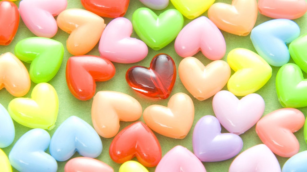 Wallpaper hearts, beads, colored