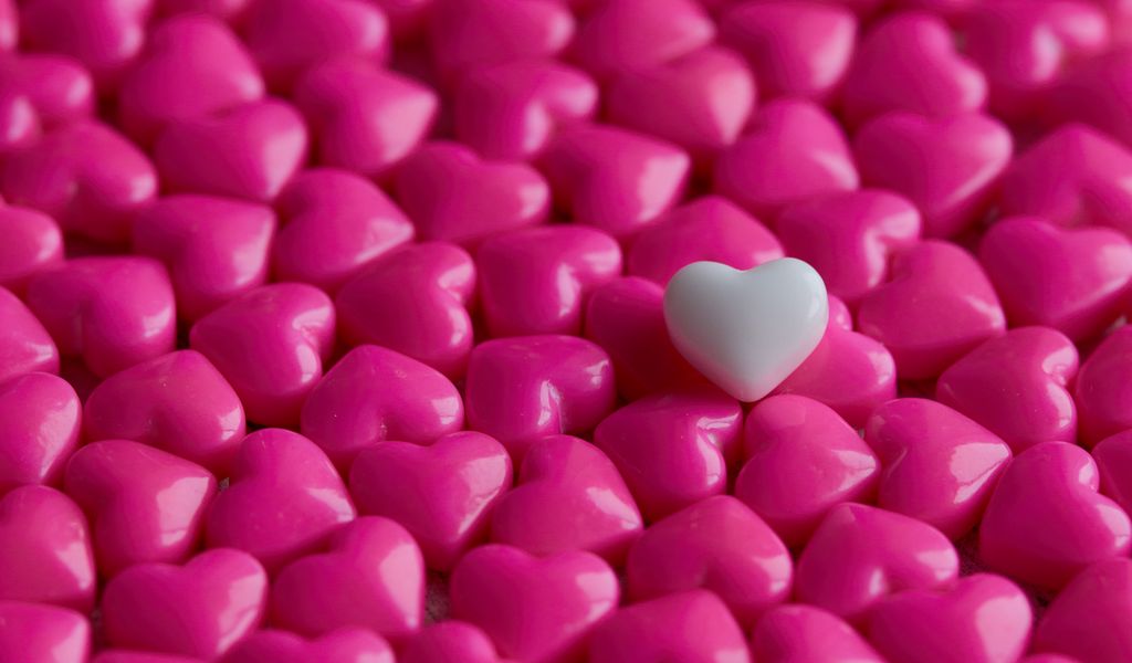 1024x600 Wallpaper hearts, candy, macro, love