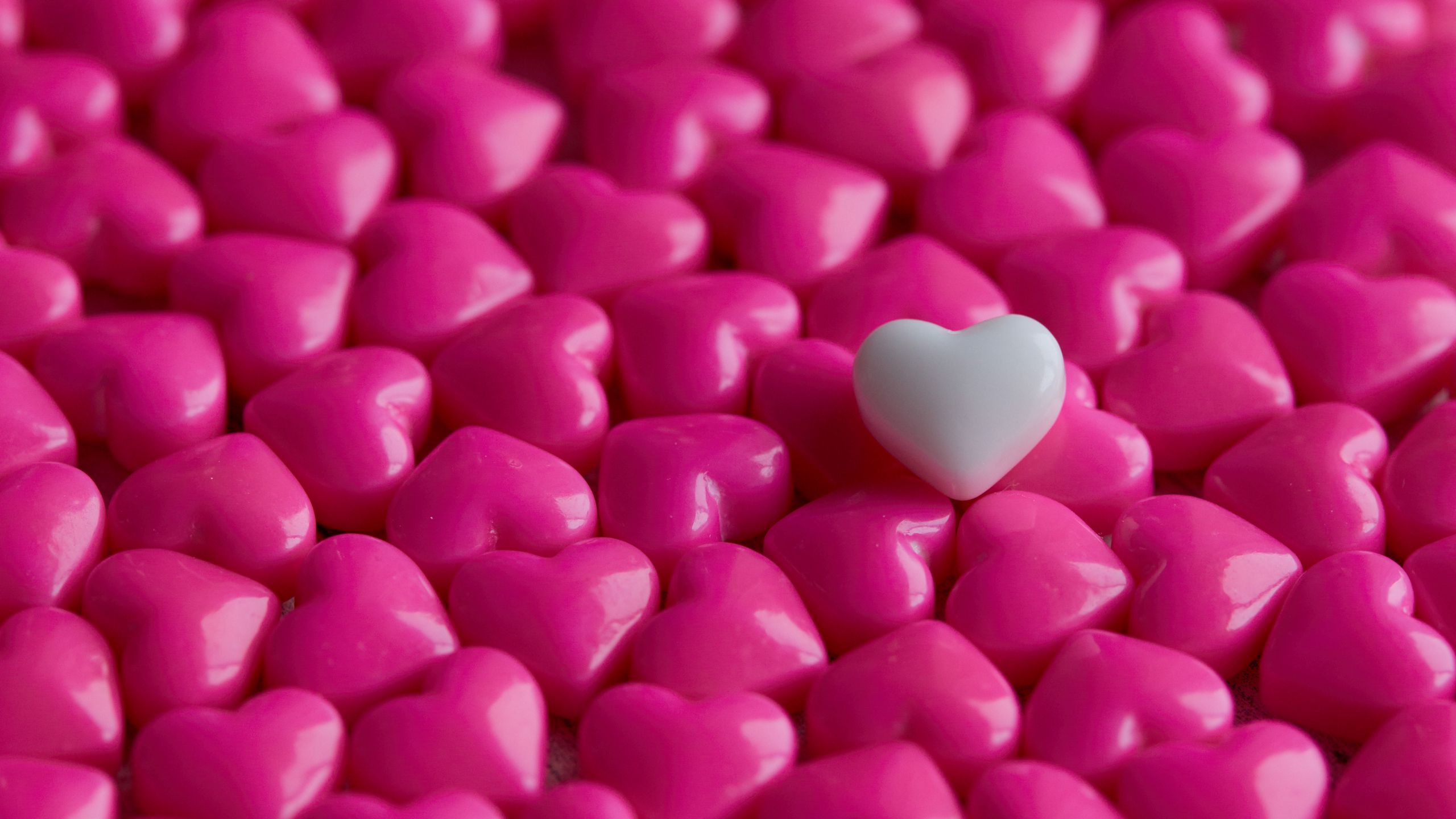 2560x1440 Wallpaper hearts, candy, macro, love