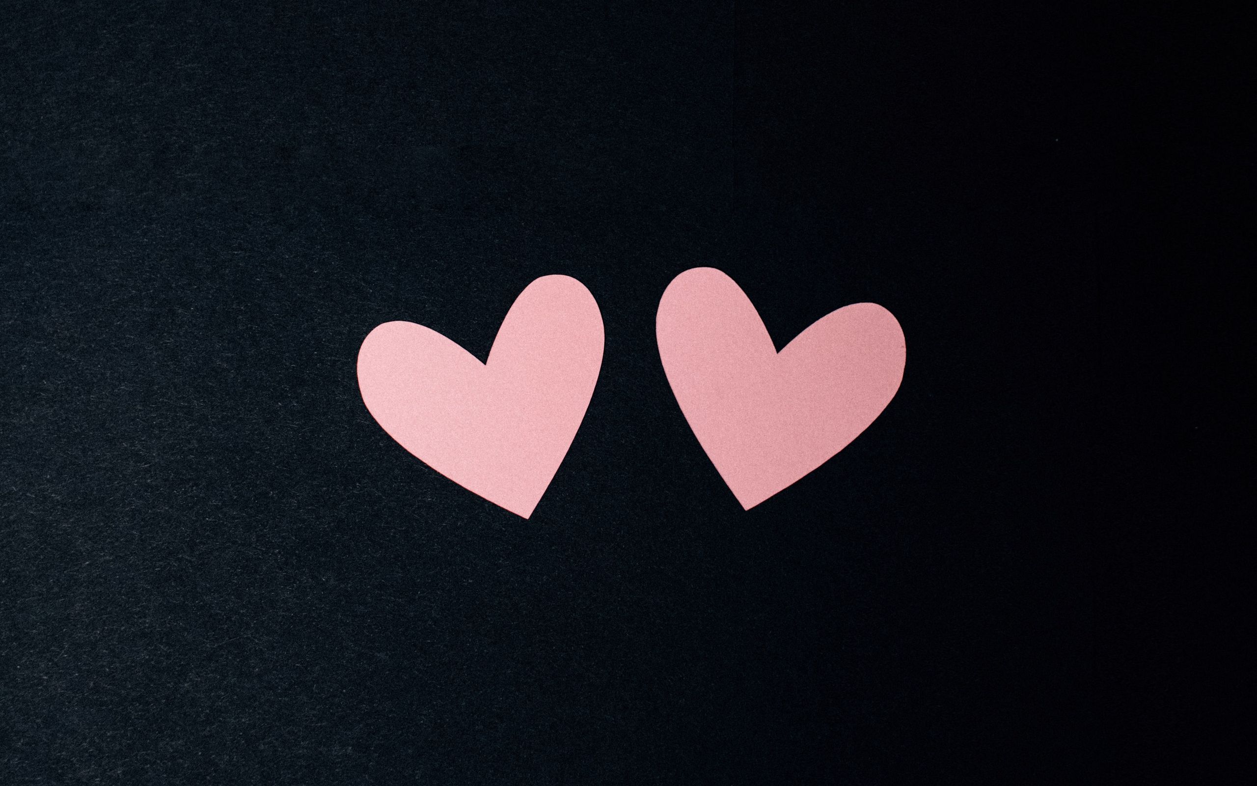 Сердечко картинка эстетика. Сердечко. Сердечки на рабочий стол. Розовое сердечко на черном фоне. Сердечко Минимализм.