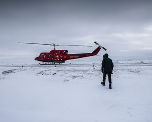 Preview wallpaper helicopter, man, snow, winter