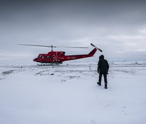 Preview wallpaper helicopter, man, snow, winter