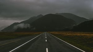 Preview wallpaper highway, mountains, marking, milford sound highway, fiordland national park, new zealand