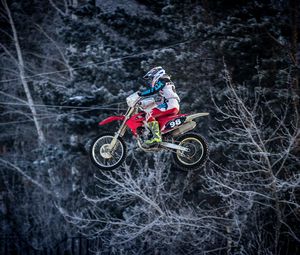 Preview wallpaper honda, motorcycle, motorcyclist, stunt, jump, extreme, winter
