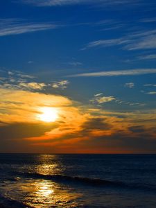 Preview wallpaper horizon, sea, decline, evening, romanticism, waves, clouds, line