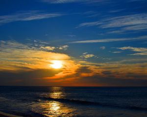 Preview wallpaper horizon, sea, decline, evening, romanticism, waves, clouds, line