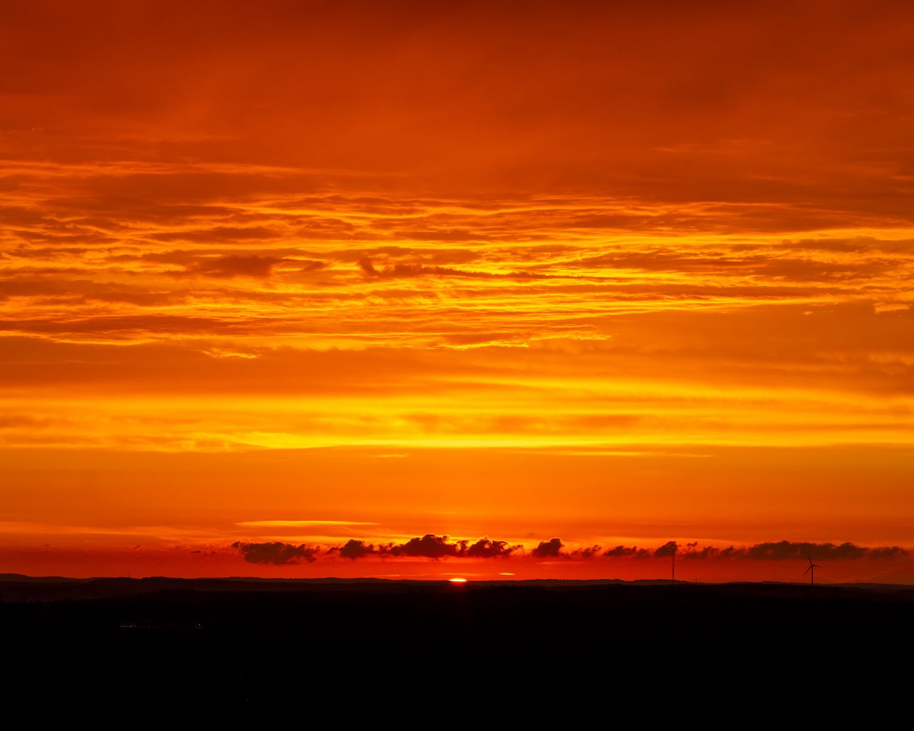 1280x1024 Wallpaper horizon, sunset, clouds, silhouettes, dark