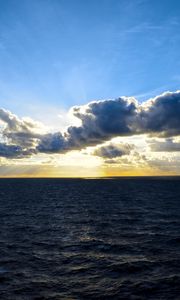 Preview wallpaper horizon, water, rays, clouds
