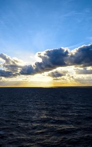 Preview wallpaper horizon, water, rays, clouds