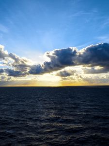 Preview wallpaper horizon, water, rays, clouds