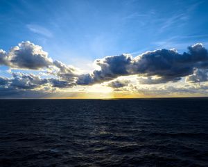 Preview wallpaper horizon, water, rays, clouds