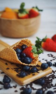 Preview wallpaper horn, strawberry, blueberry, berries, dessert