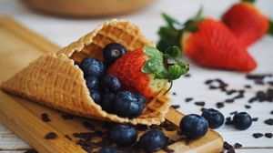 Preview wallpaper horn, strawberry, blueberry, berries, dessert