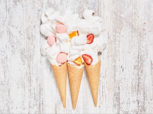 Preview wallpaper horns, cream, fruit, dessert