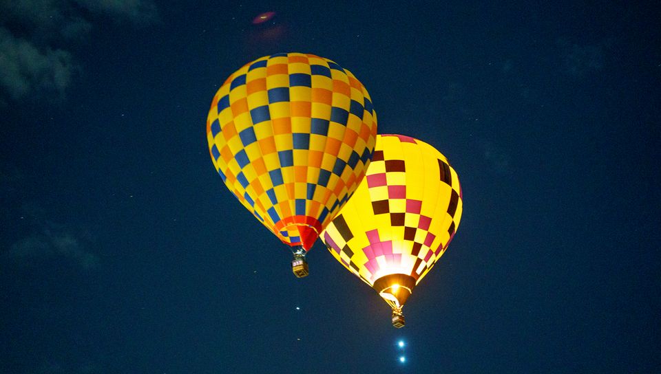 960x544 Wallpaper hot air balloon, travel, clouds, sky, flight, height, dark