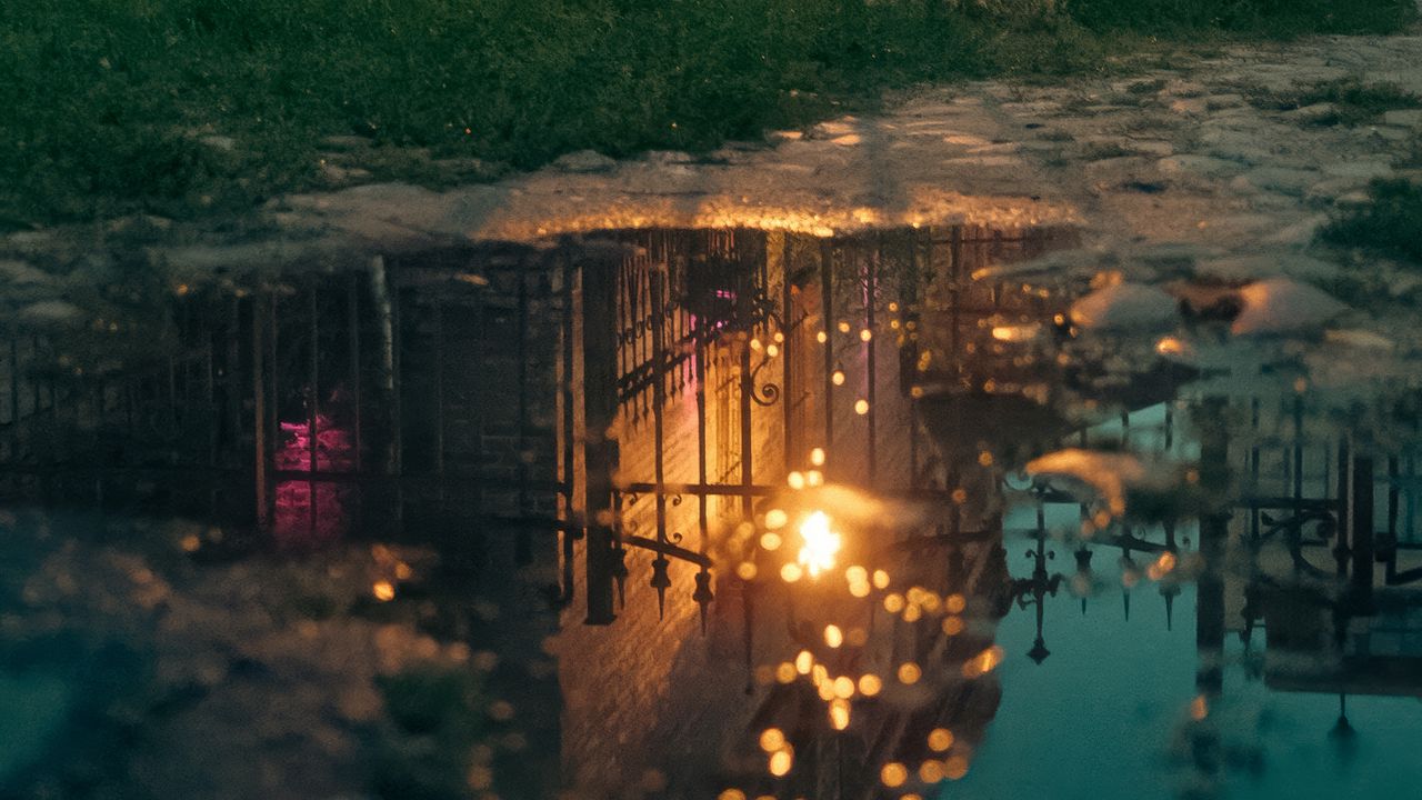 Wallpaper house, building, flashlight, puddle, reflection