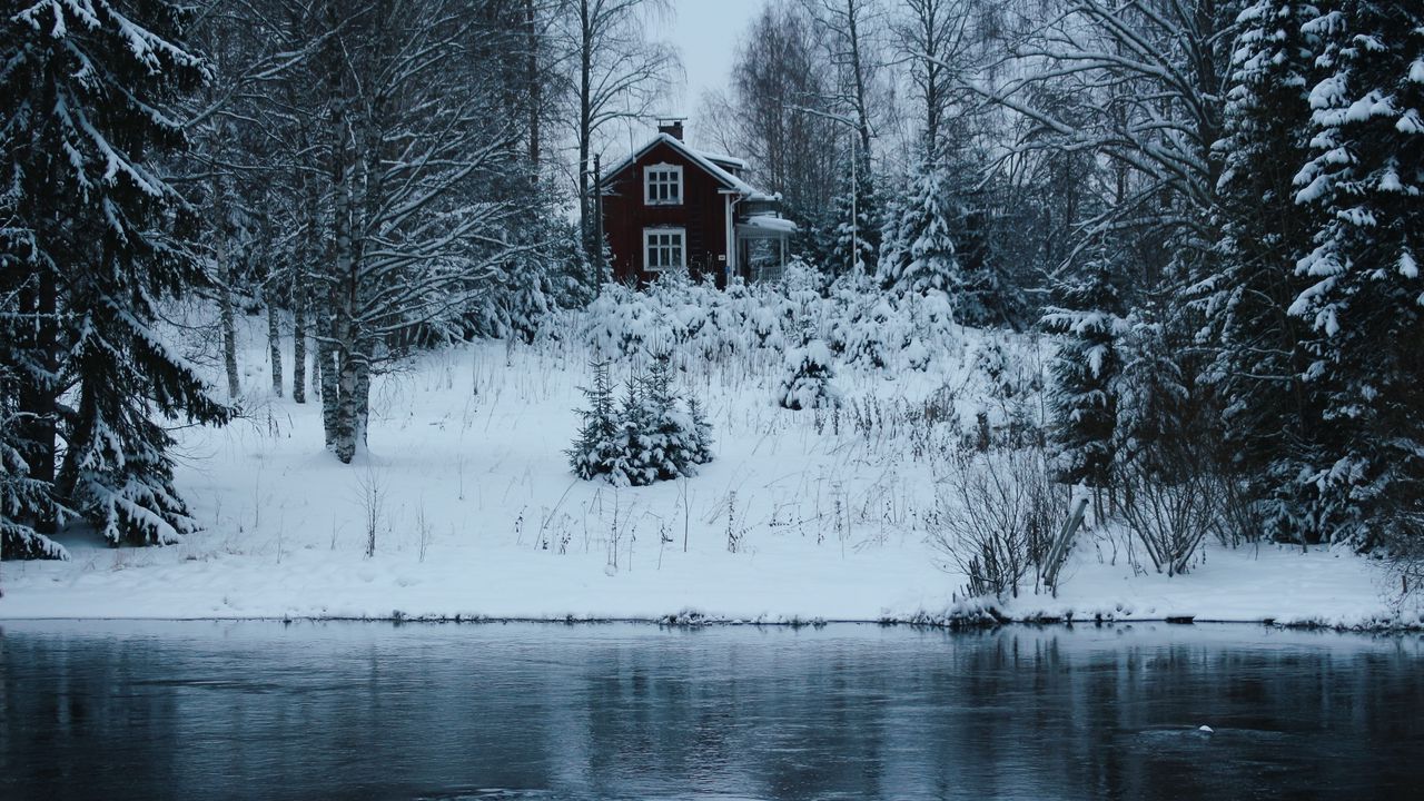 Wallpaper house, river, shore, snow, winter