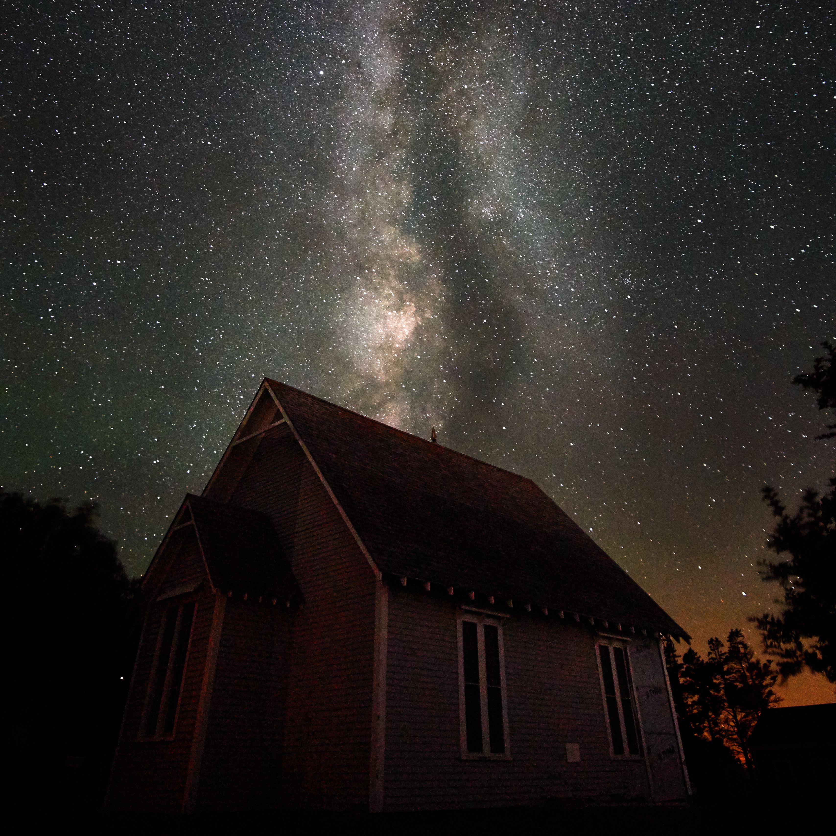 Stars house 2. Звездное небо и дом. Звездное небо и домик. Звездный дом. Обои на телефон дом звезды.