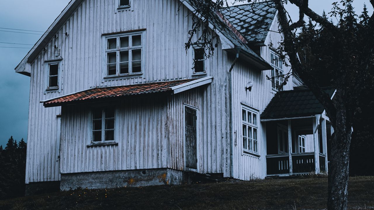 Wallpaper house, white, wooden, tree, yard