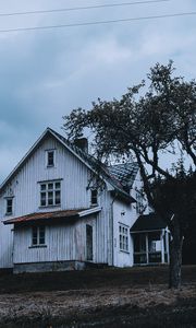 Preview wallpaper house, white, wooden, tree, yard