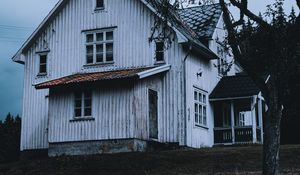 Preview wallpaper house, white, wooden, tree, yard