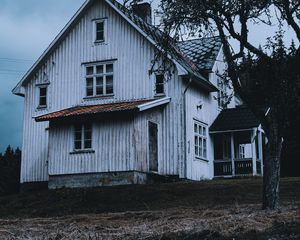 Preview wallpaper house, white, wooden, tree, yard