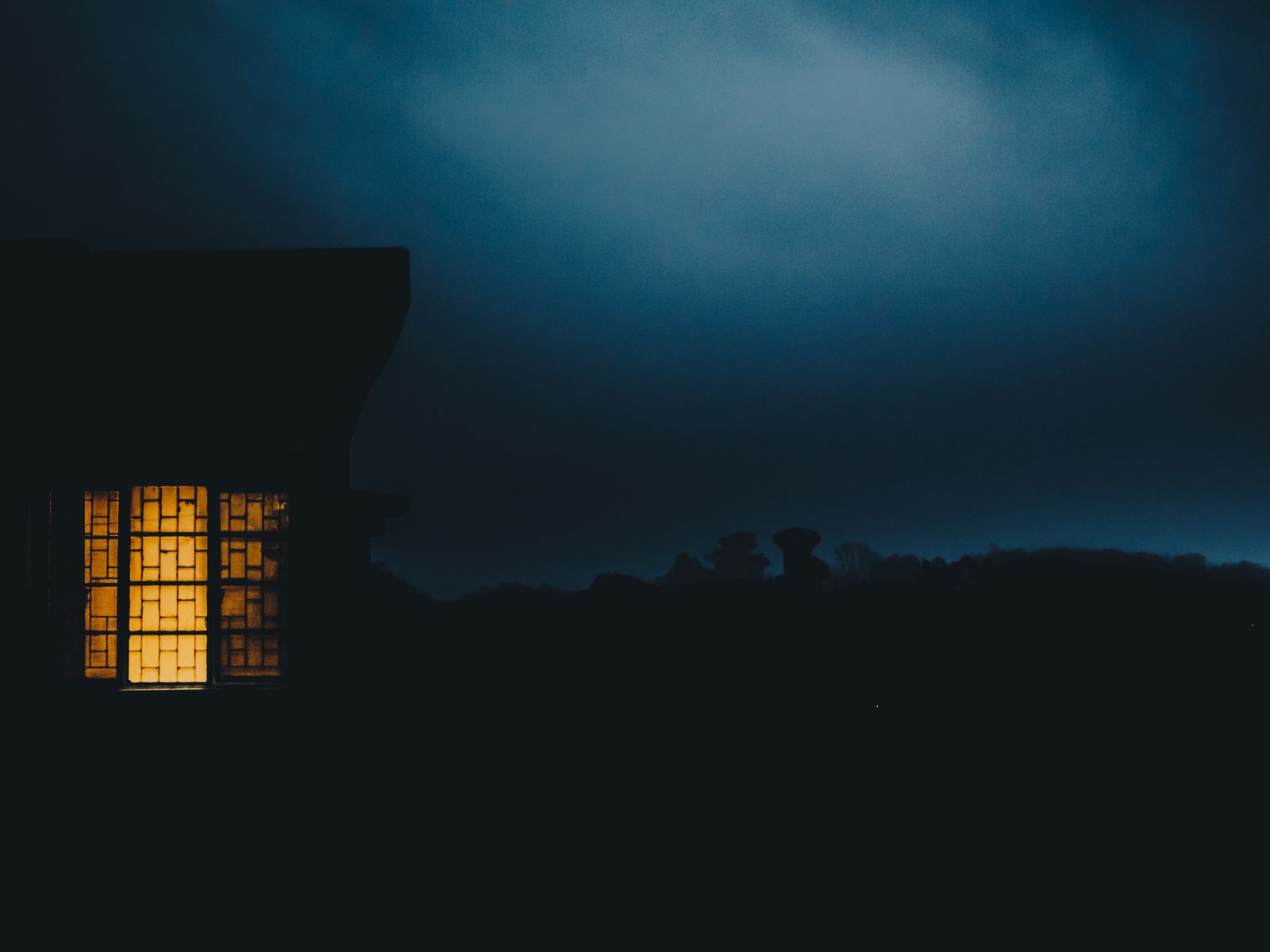 1600x1200 Wallpaper house, window, haze, dusk, dark, evening, light
