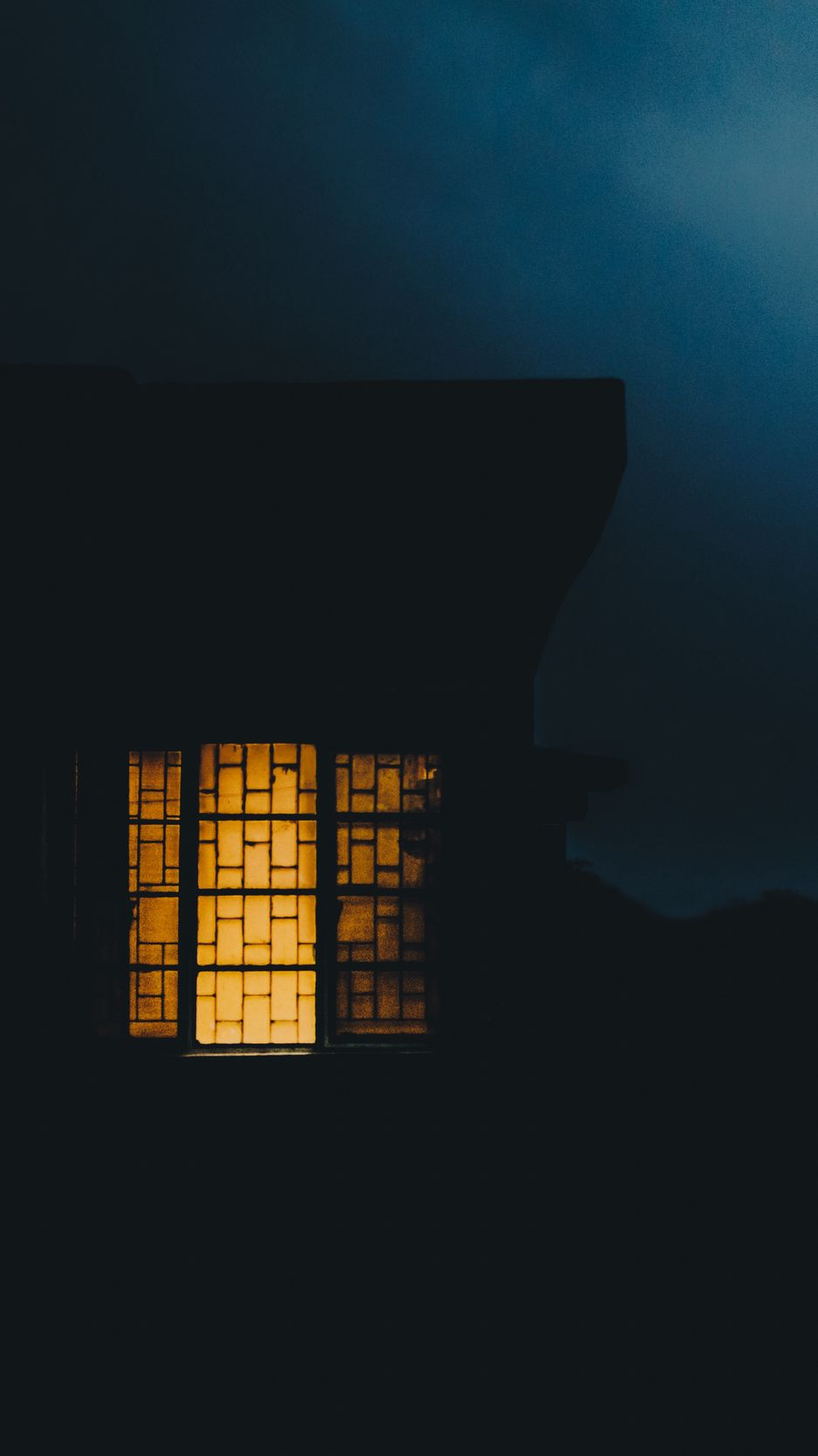 938x1668 Wallpaper house, window, haze, dusk, dark, evening, light