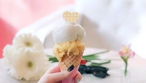 Preview wallpaper ice cream, dessert, hand, food