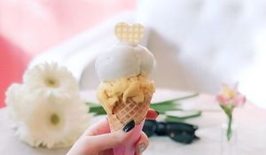 Preview wallpaper ice cream, dessert, hand, food