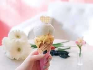 Preview wallpaper ice cream, dessert, hand, food