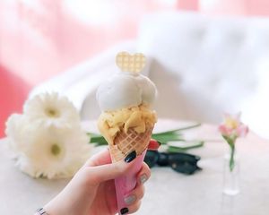 Preview wallpaper ice cream, dessert, hand, food