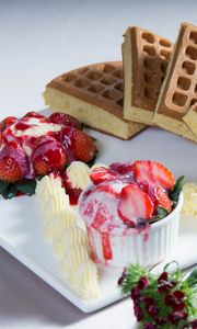 Preview wallpaper ice cream, dessert, strawberry, gerbera