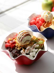 Preview wallpaper ice cream, fruit, dessert, sauce