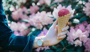 Preview wallpaper ice cream, ice cream cone, hand, manicure, blur