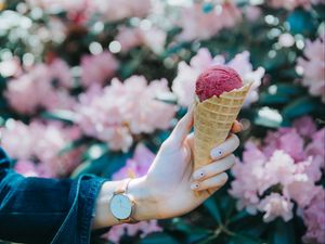 Preview wallpaper ice cream, ice cream cone, hand, manicure, blur
